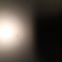 Этот скол закрашенный почти в центре столешницы.